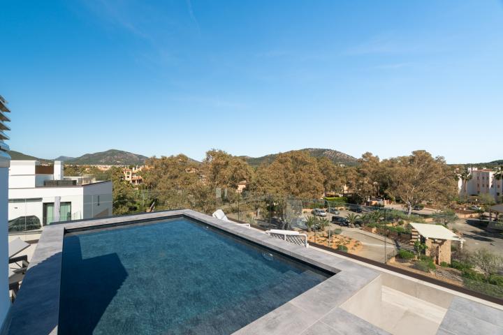 Ático de lujo con piscina privada en la azotea