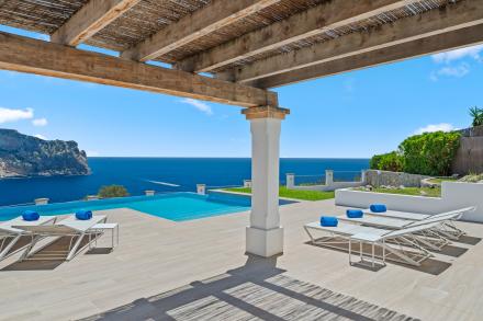 Beautiful refurbished front line family villa for rent