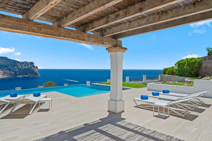 Se alquila precioso chalet familiar reformado en primera línea