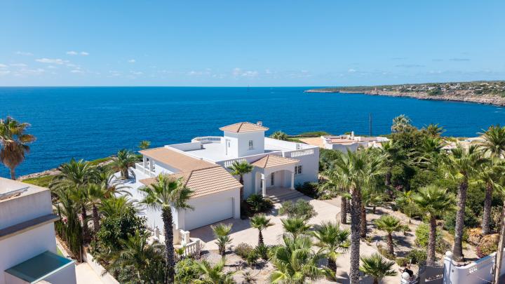 Mediterrane Villa in erster Meereslinie in Cala Pi
