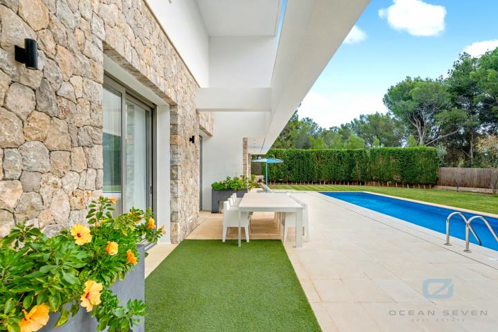 Moderne Villa auf flachem Grundstück mit Meerblick