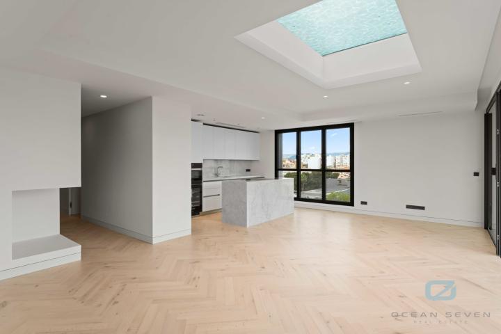 Penthouse der Superlative mit Glasboden-Pool und Panoramablick