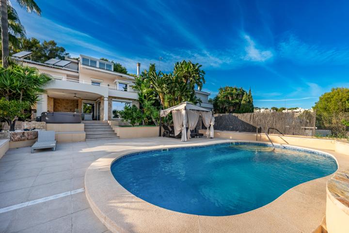 Moderne Villa mit Meerblick in Cas Catala